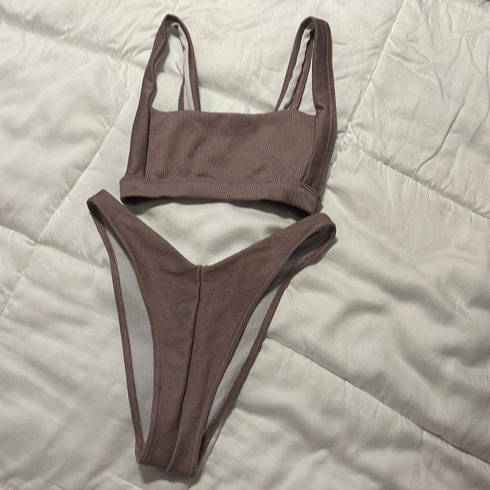 Square neck ribbed mauve bikini. High cut bottoms